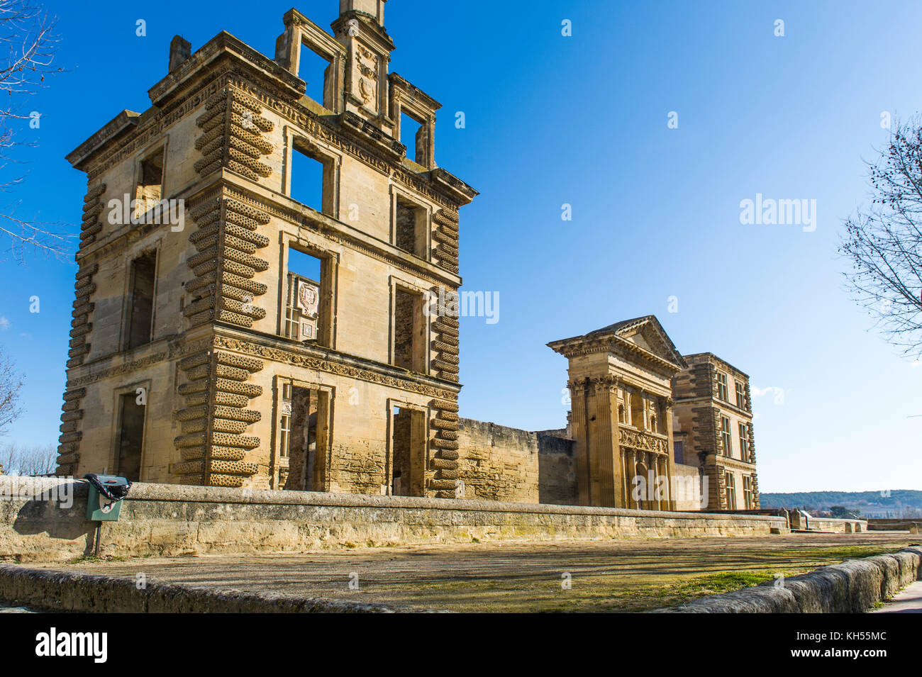 Europa, Frankreich, Vaucluse, Luberon, La Tour-d'Aigues. Die Fassade des Schlosses. Stockfoto