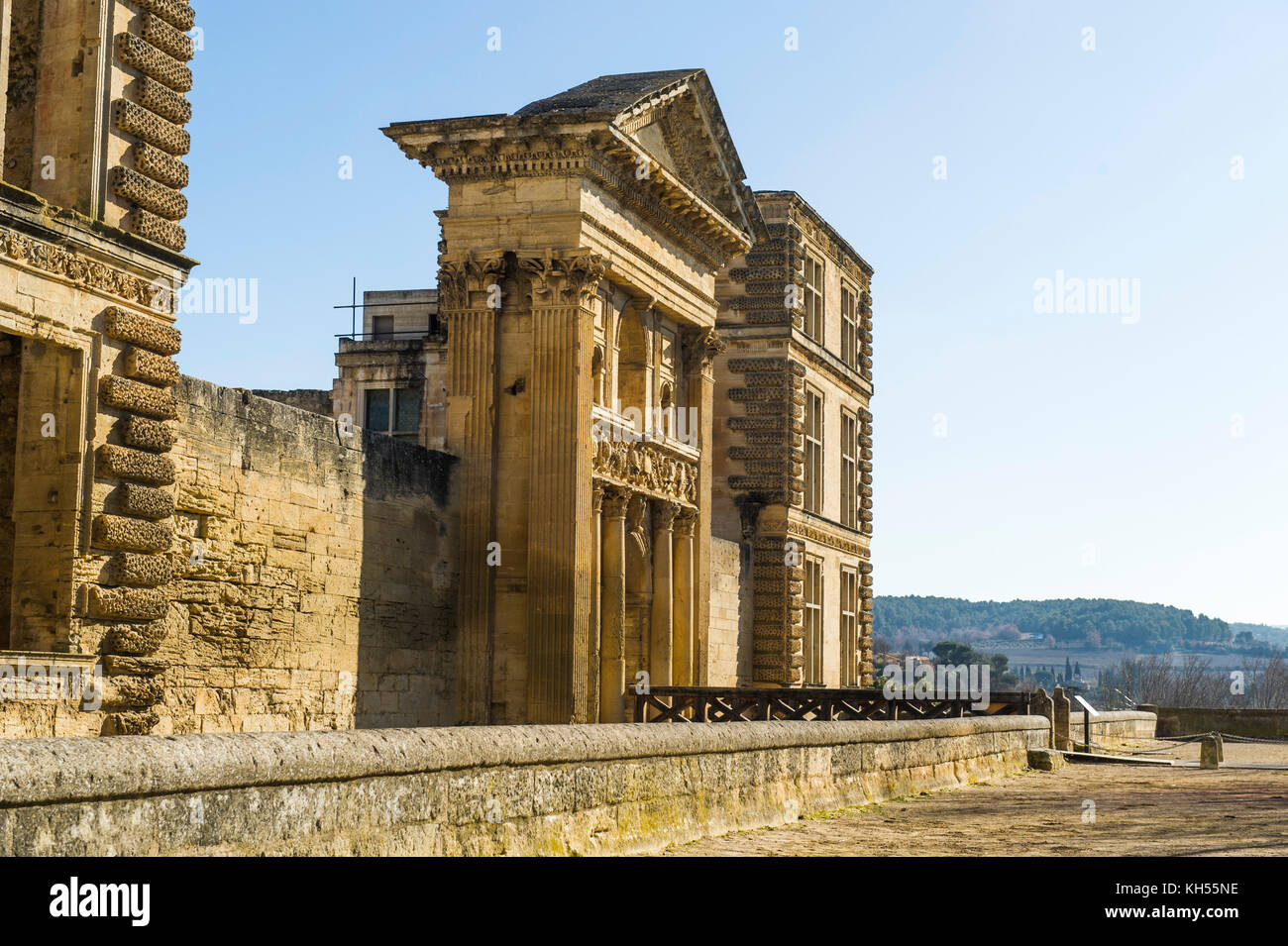 Europa, Frankreich, Vaucluse, Luberon, La Tour-d'Aigues. Die Fassade des Schlosses. Stockfoto