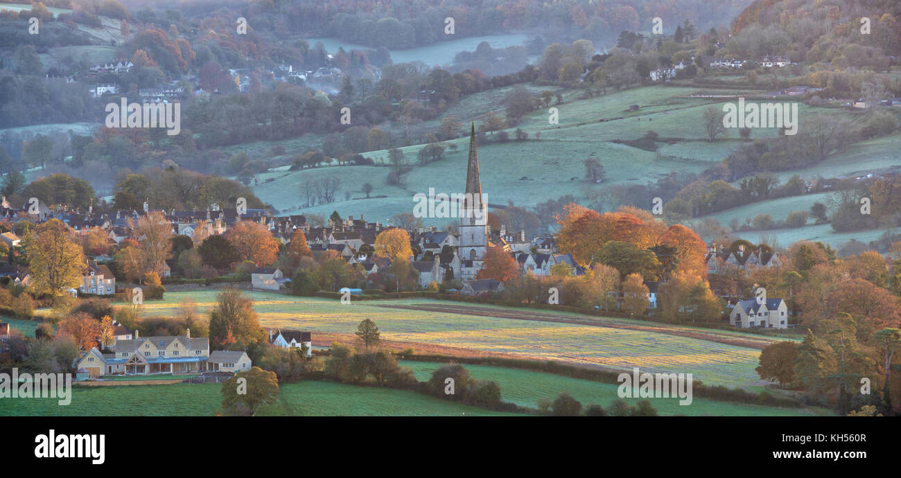Herbst painswick an einem frostigen Morgen bei Sonnenaufgang von der Kante Common/Rudge Hill gesehen. Painswick, Cotswolds, Gloucestershire, England. Panoramablick Stockfoto