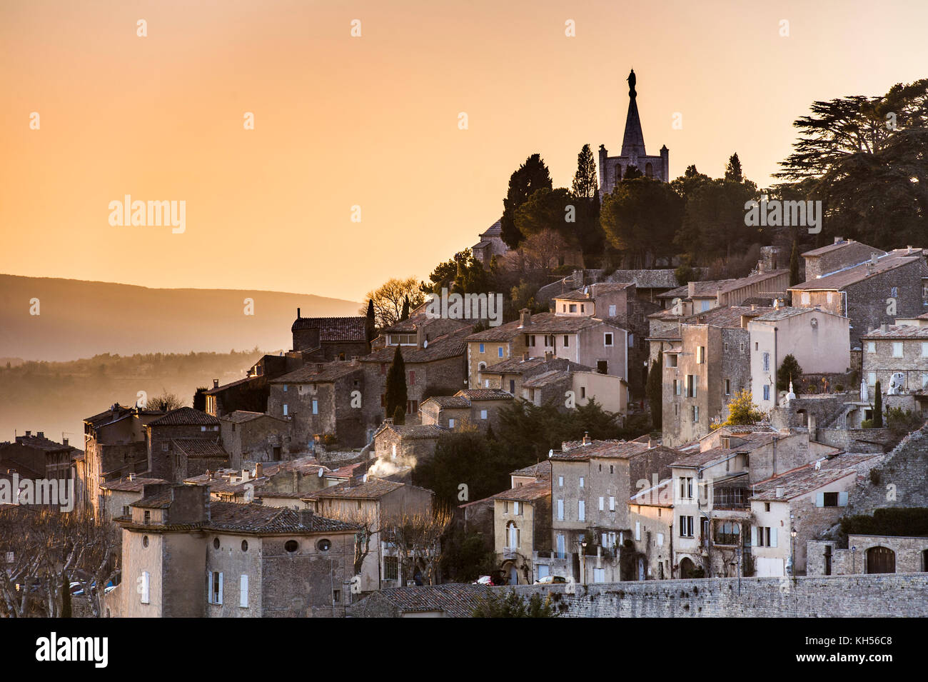 Vaucluse (84), Le Luberon. Parc naturel régional du Luberon. Le Village de Bonnieux // Frankreich. Vaucluse (84), Luberon. Luberon Regional Park. Der Böser Stockfoto