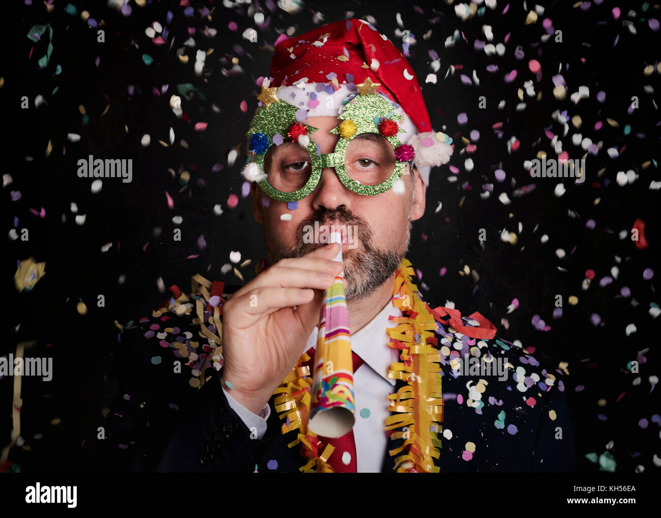 Mann in Silvester auf schwarzem Hintergrund Mann in Silvester auf schwarzem Hintergrund Stockfoto