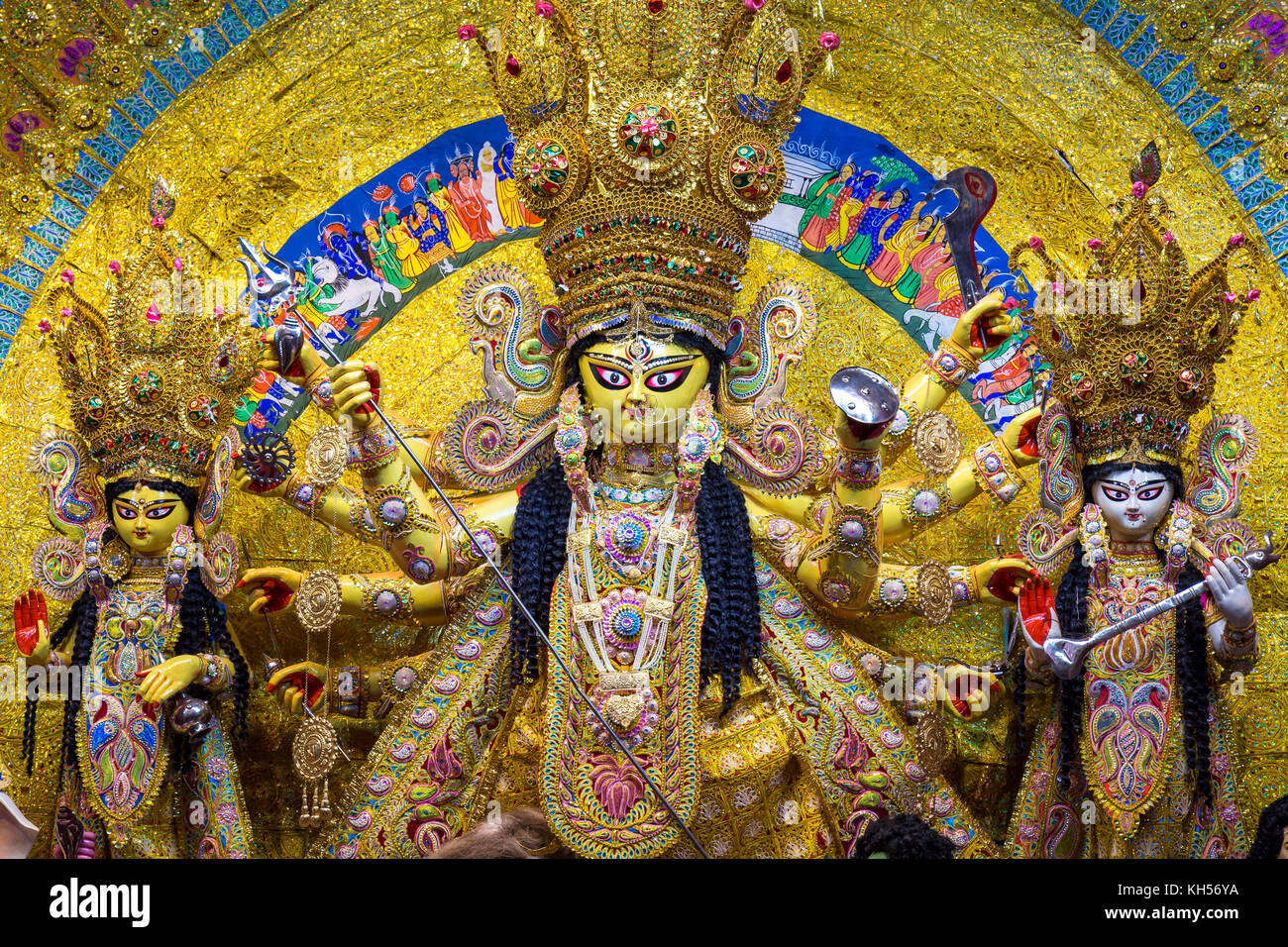 Göttin Durga zusammen mit anderen hinduistischen Gottheiten an Durga Puja Festival in Kolkata, Indien. Stockfoto