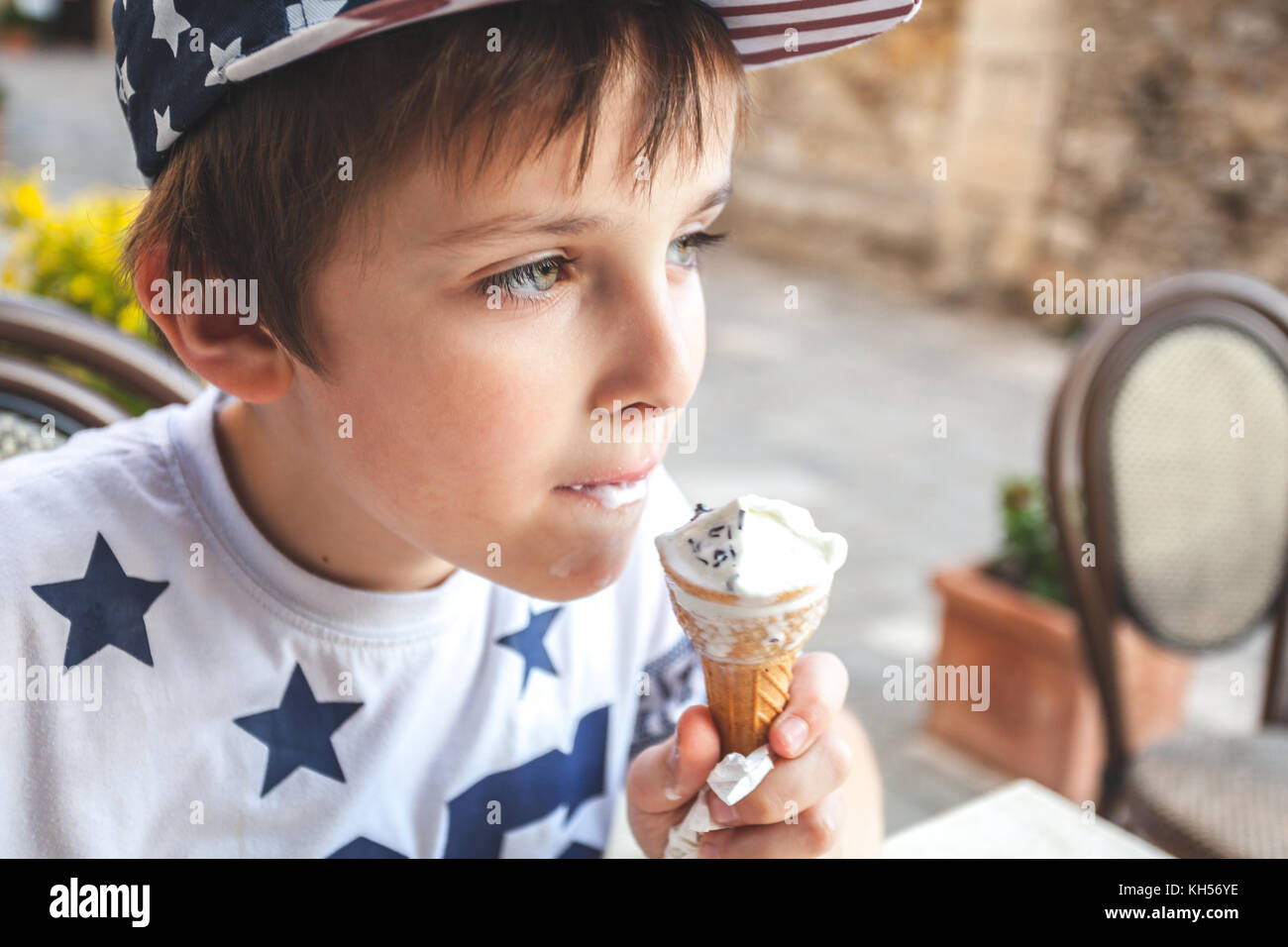 Junge essen ein Eis auf der Terrasse in Italien Stockfoto