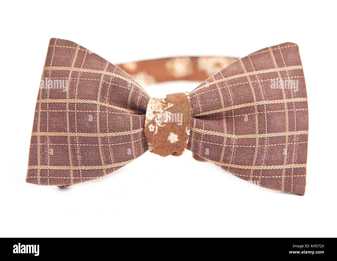 Braun Bow Tie in der Zelle und Leitungen vor weißem Hintergrund Stockfoto