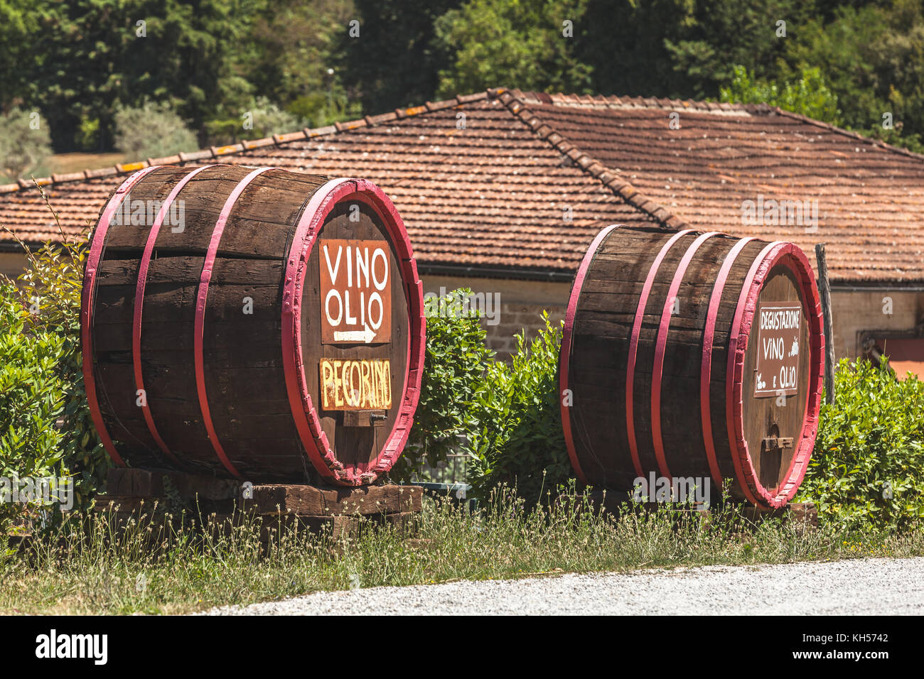 Werbung für den Verkauf von Wein und Öl in der Toskana, Italien, auf einer 2 große Weinfass Stockfoto