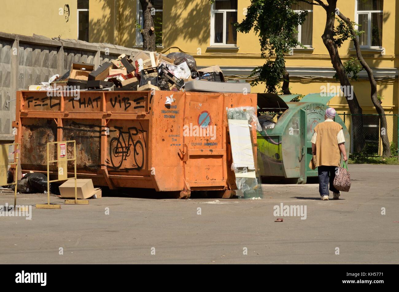 02.07.2016. Russland, Sankt Petersburg. Eine obdachlose Frau sucht unter den Trümmern von Essensresten. Stockfoto