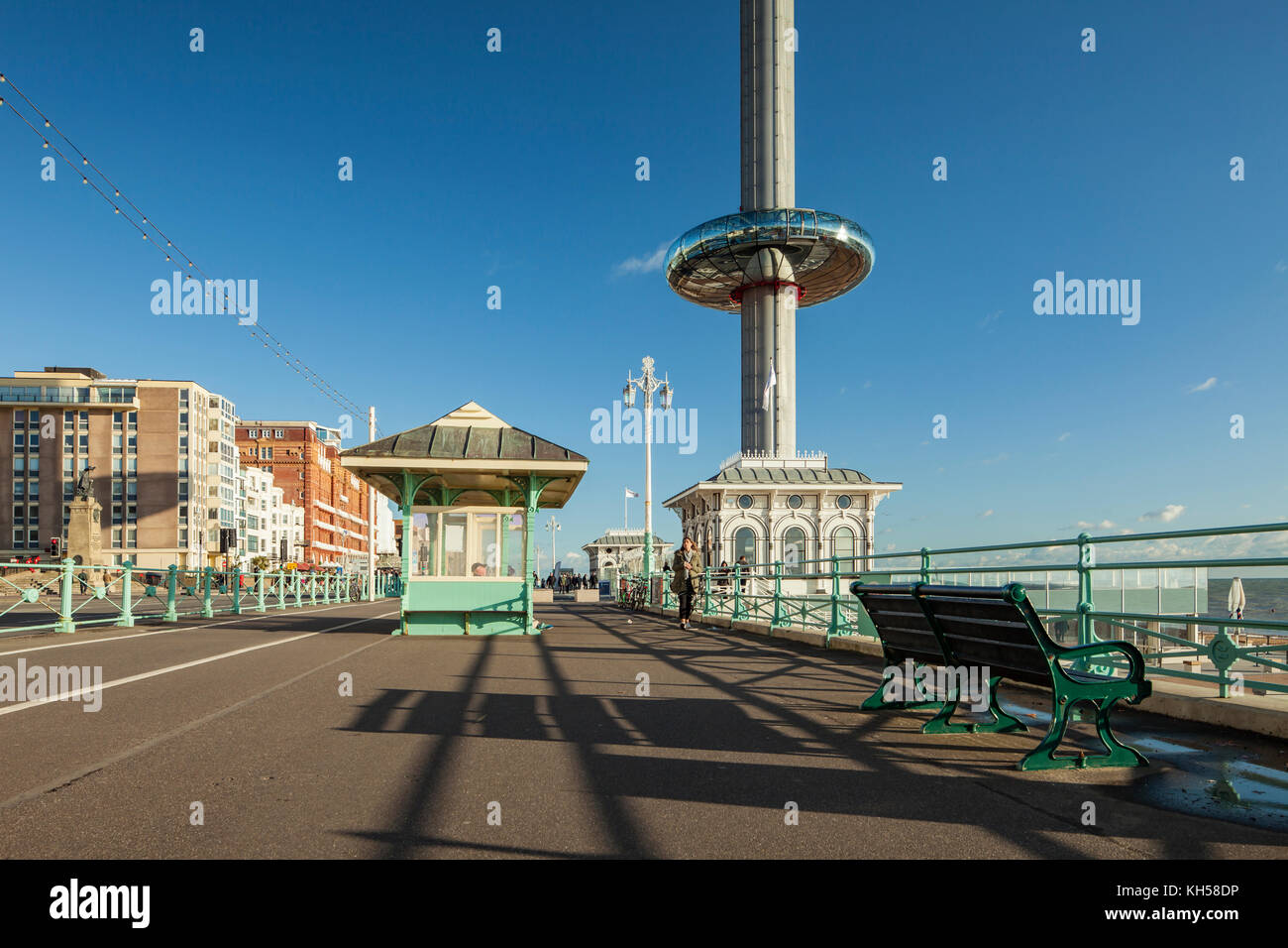 Am Nachmittag direkt an der Meeresküste von Brighton, East Sussex, England. i360 Tower in der Ferne. Stockfoto