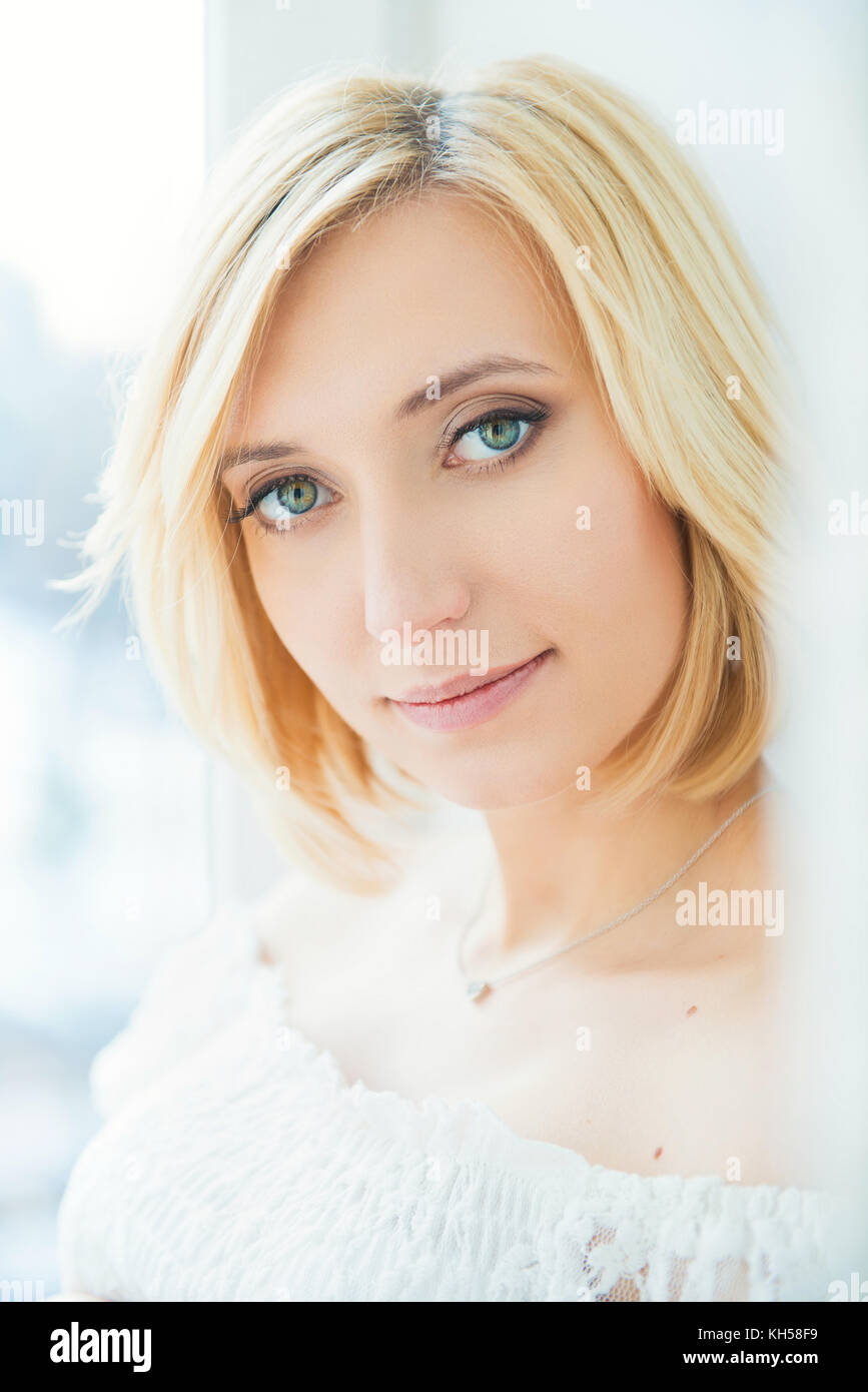 Porträt einer jungen blonden Frau mit blauen Augen Stockfoto