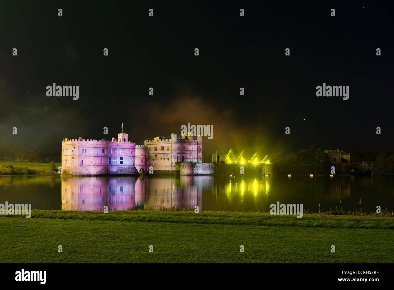 Feuerwerk und Lichtshow in Leeds Castle, Kent Stockfoto