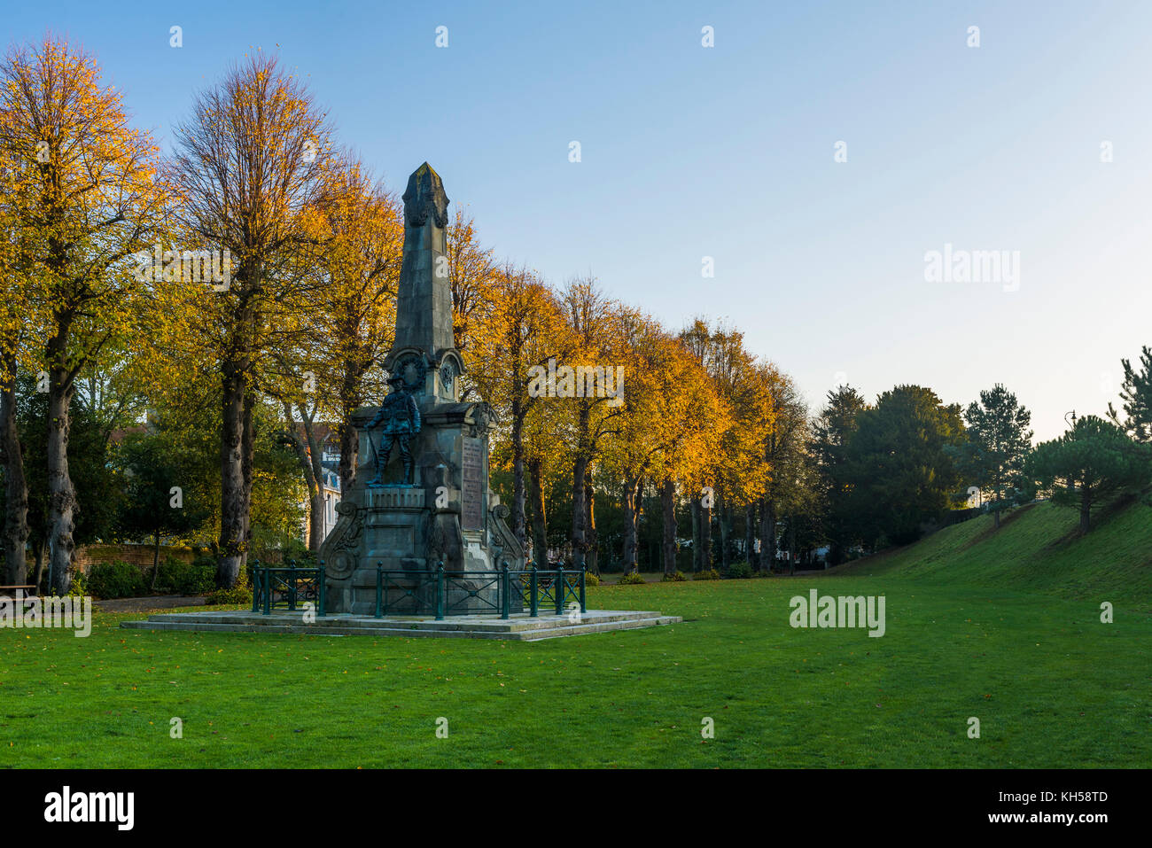 Kriegerdenkmal in einem herbstlichen Dane John Gärten in der historischen Stadt Canterbury, Kent Stockfoto