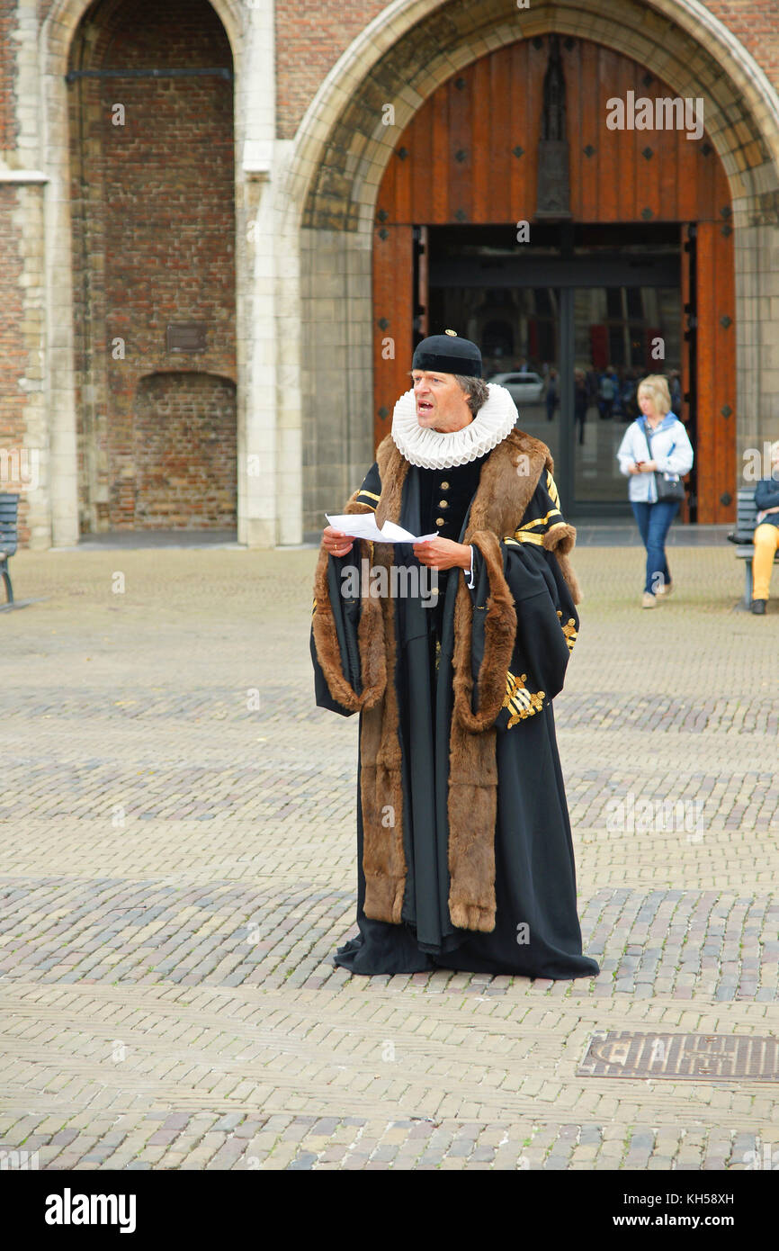 Stadtausrufer im mittelalterlichen Kostüm in den zentralen Marktplatz,  Delft, Niederlande Stockfotografie - Alamy