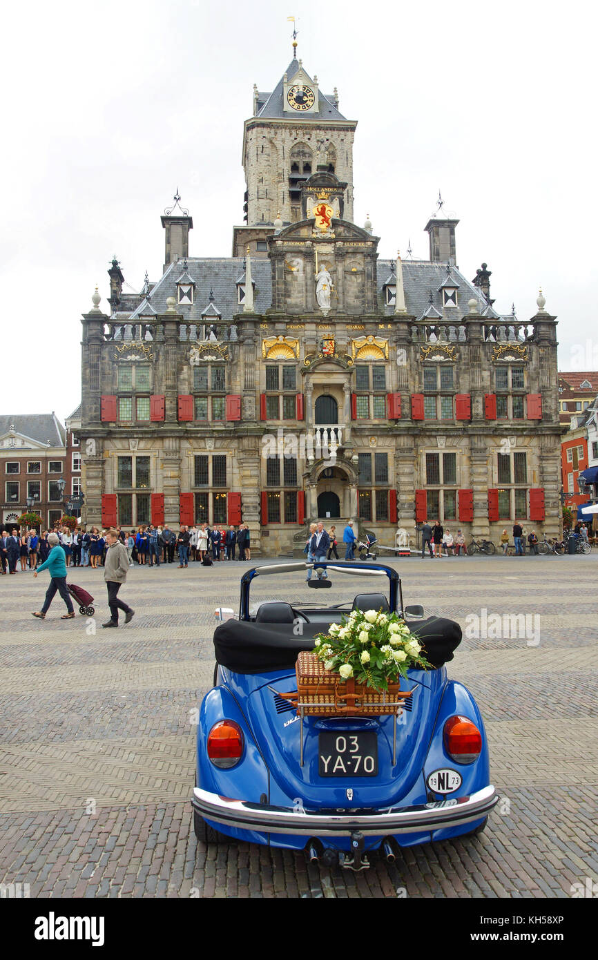 Mit Blumen geschmückter Hochzeit Auto wartet für das glückliche Paar außerhalb des Stadhuis, Delft, Niederlande Stockfoto