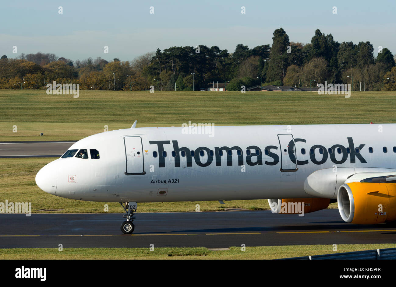 Thomas Cook Airbus A321 rollt am Flughafen Birmingham, UK (G-TCDZ) Stockfoto