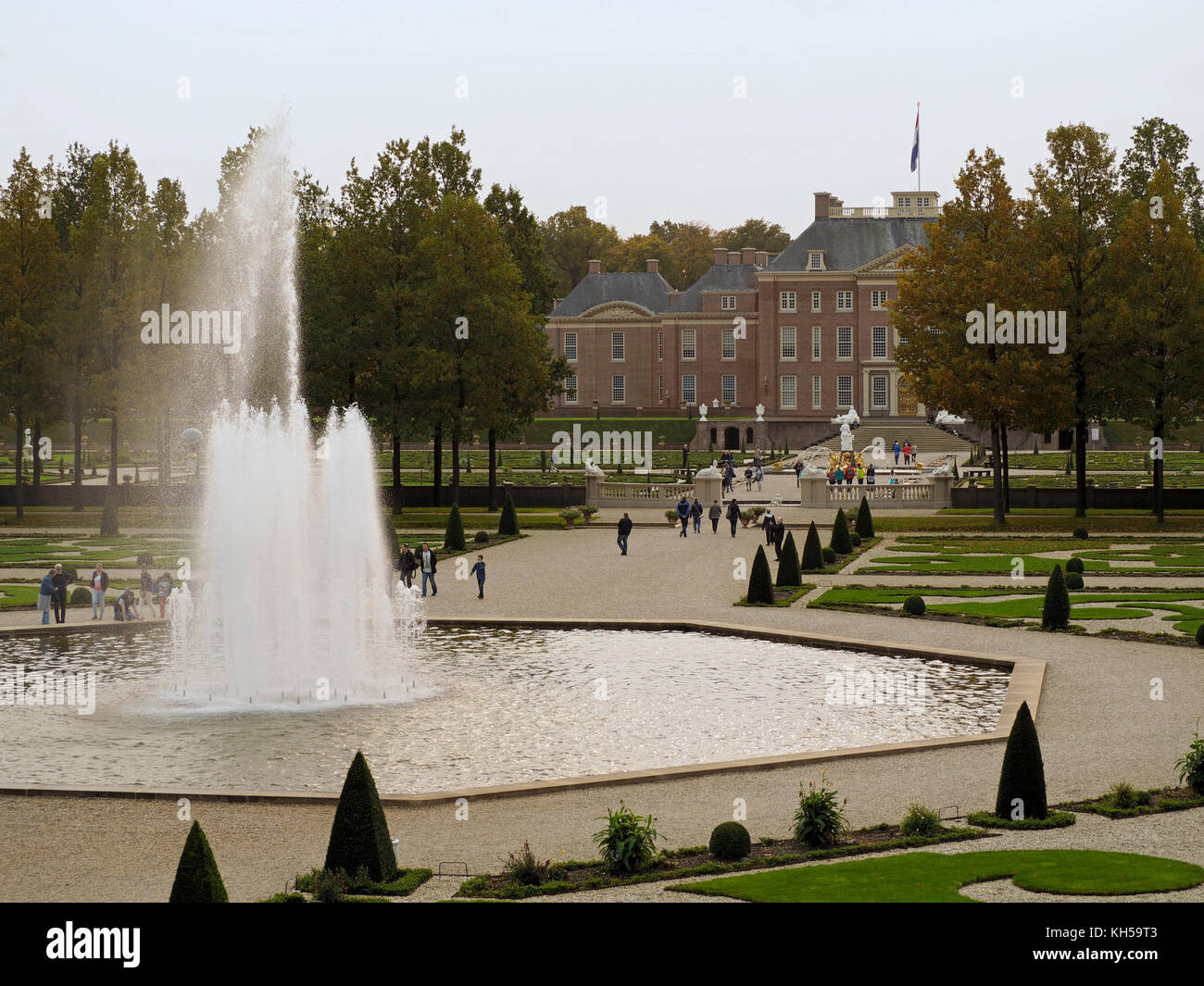 Der Palast Het Loo der niederländischen Königsfamilie ist offen für die Öffentlichkeit, einschließlich der herrlichen Gärten. Apeldoorn, Gelderland, Niederlande. Stockfoto