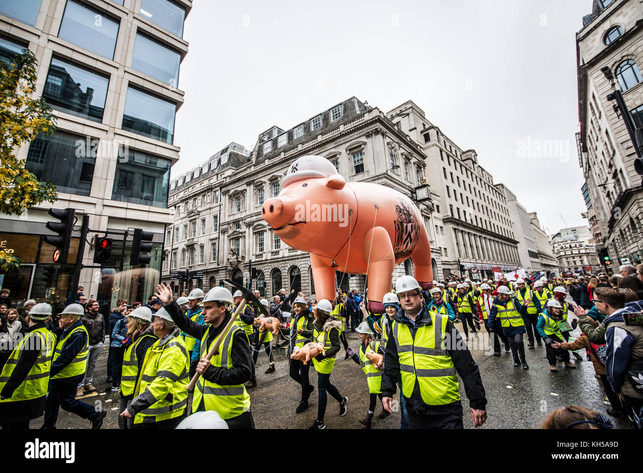 WORSHIPFUL COMPANY OF PAVIORS Pig bei der Lord Mayor's Show Prozession Parade entlang Cheapside, London. Menschenmassen in der Stadt Stockfoto