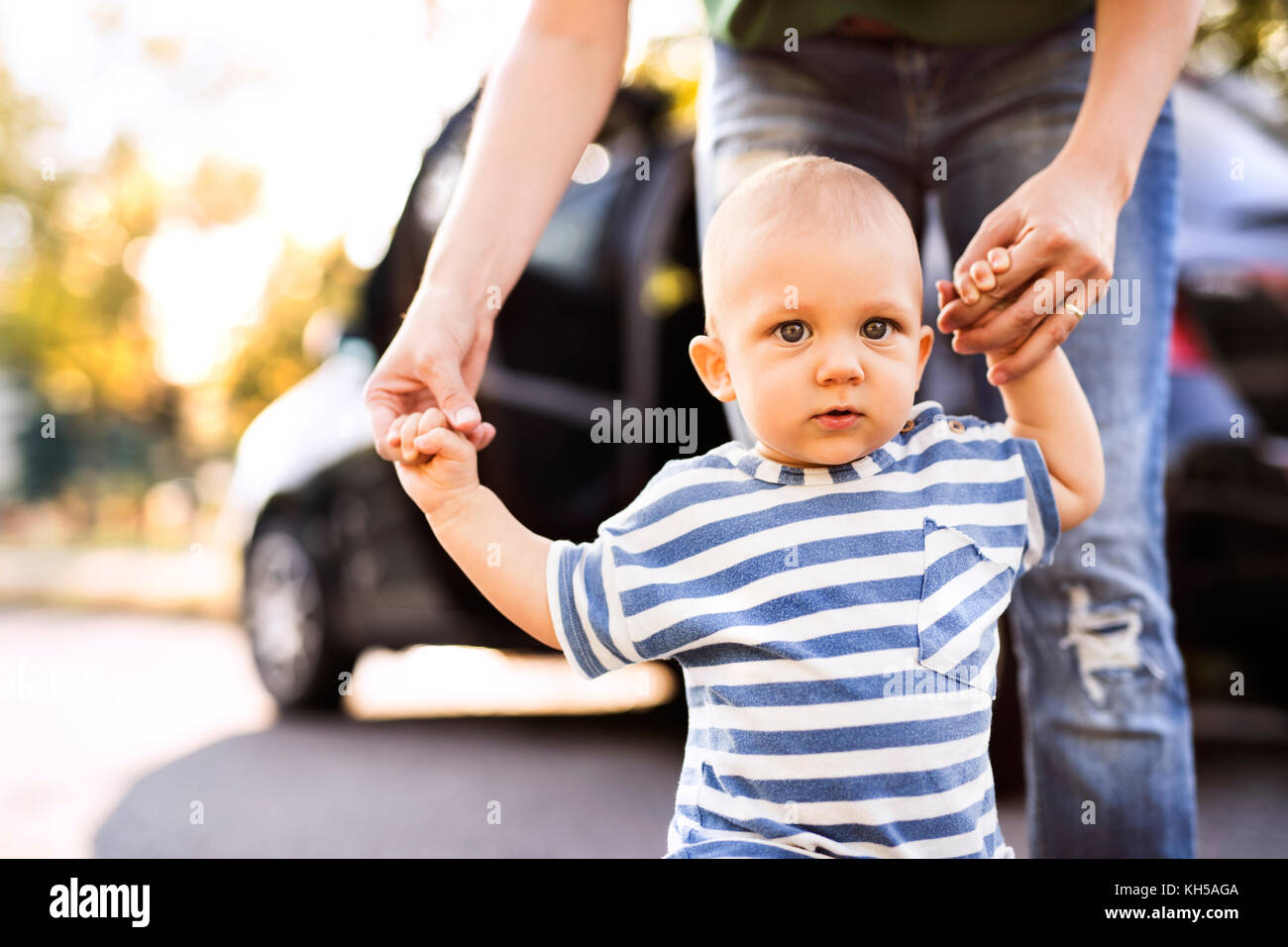 Junge Mutter mit ihrem kleinen baby boy zu Fuß mit dem Auto. Stockfoto