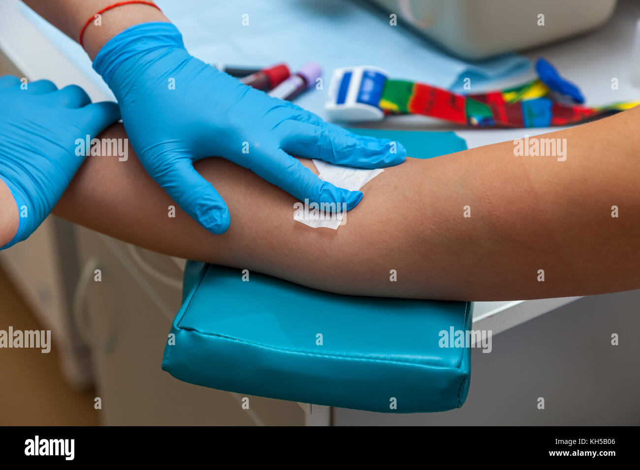 Der Arzt stellt das Blut aus der Vene am Arm Stockfotografie - Alamy