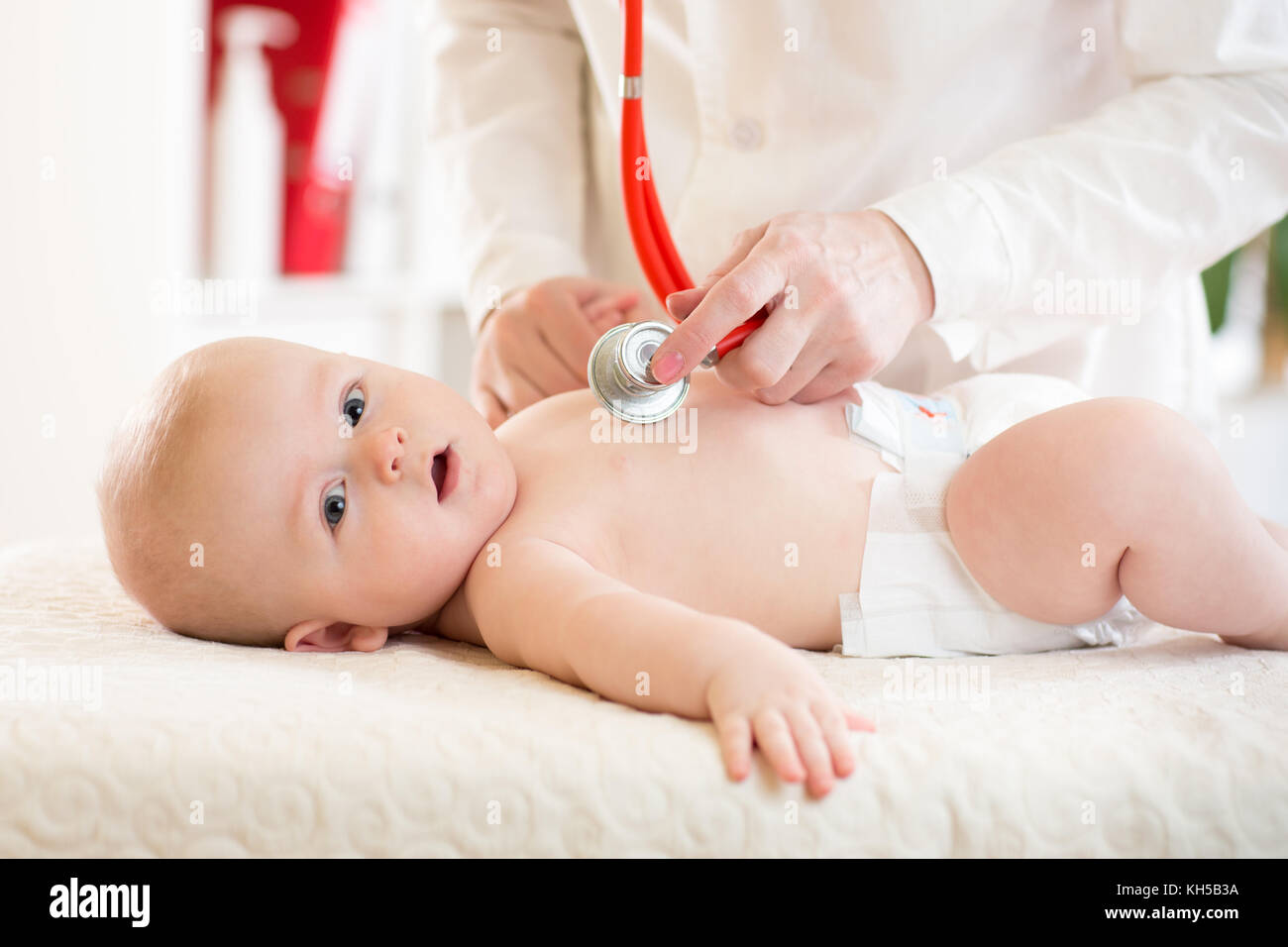 Arzt baby Prüfung mit Stethoskop in der Klinik. Baby Gesundheit Konzept Stockfoto