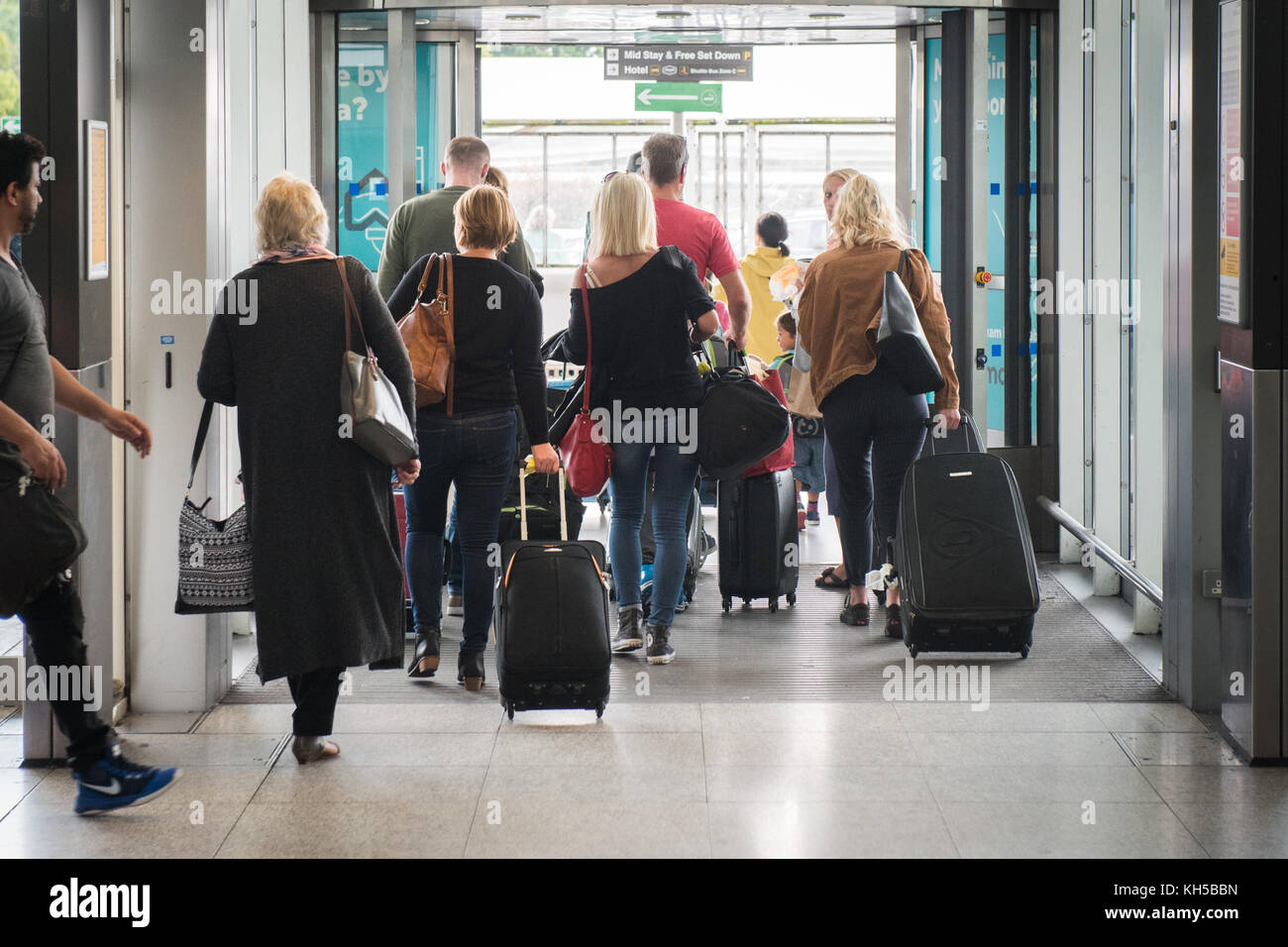 Die Menschen verlassen den Flughafen Stansted aus Internationale Ankünfte Stockfoto