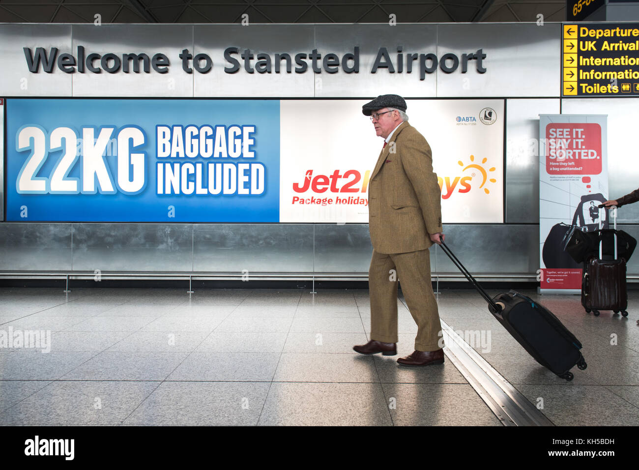 Reisende am Flughafen Stansted, London Stockfoto