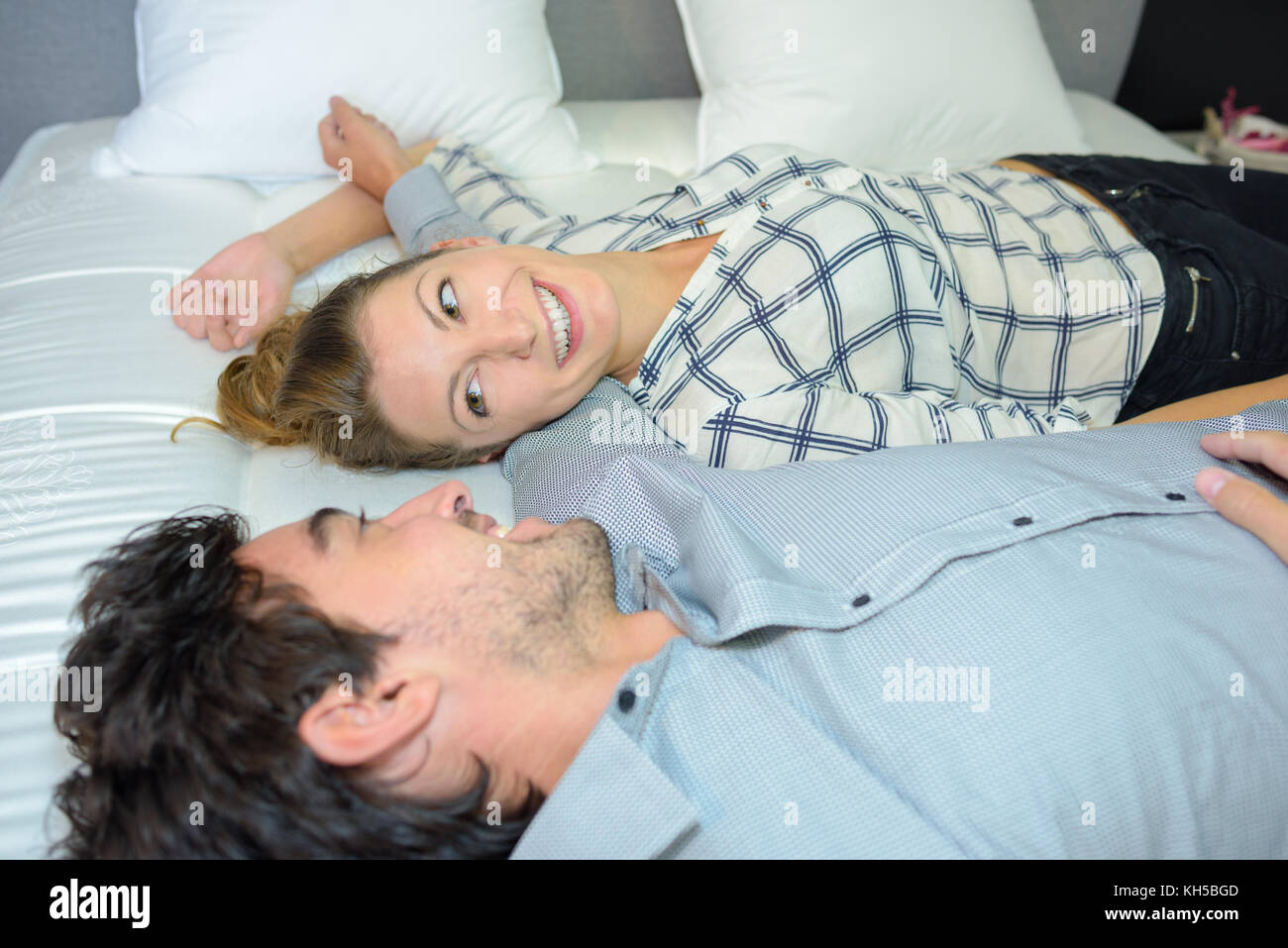 paar im Bett liegend Stockfoto