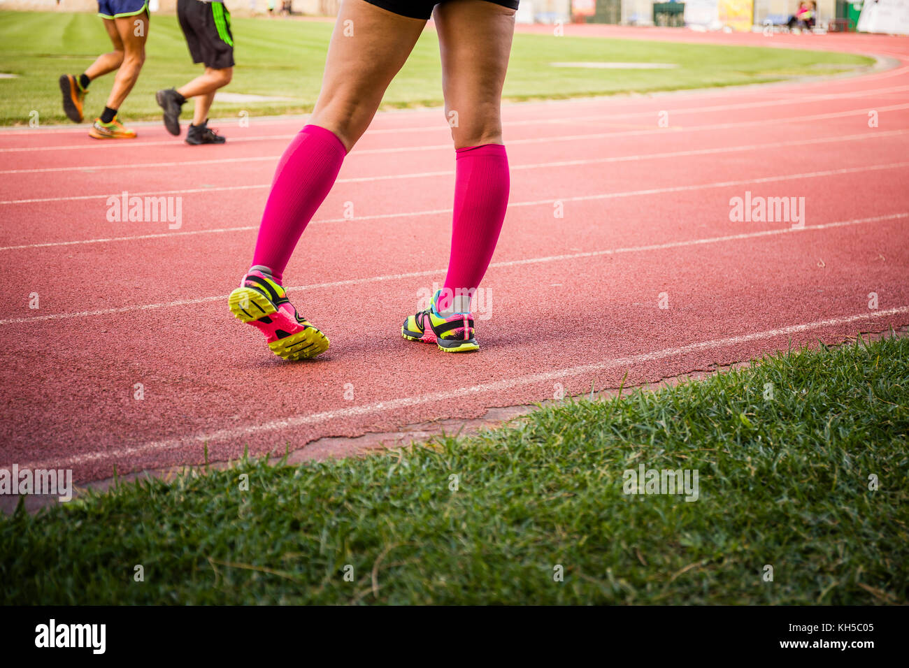 In der Aufwärmphase weibliche Beine tragen Sport Ausrüstung Stockfoto