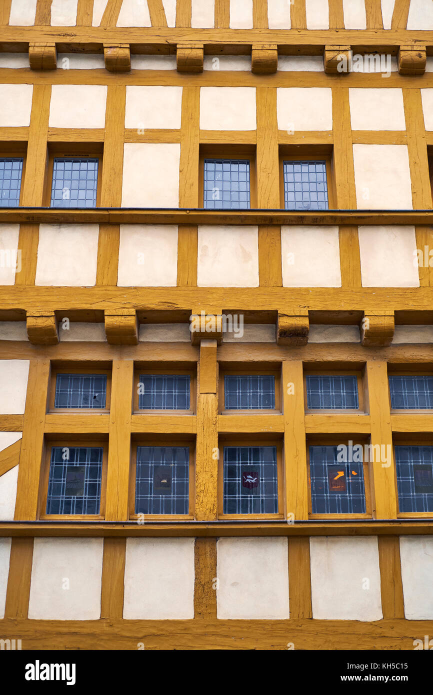 Ein gelb lackiertes mittelalterliches Holzgebäude in Vannes Morbihan, Bretagne, Frankreich. Stockfoto