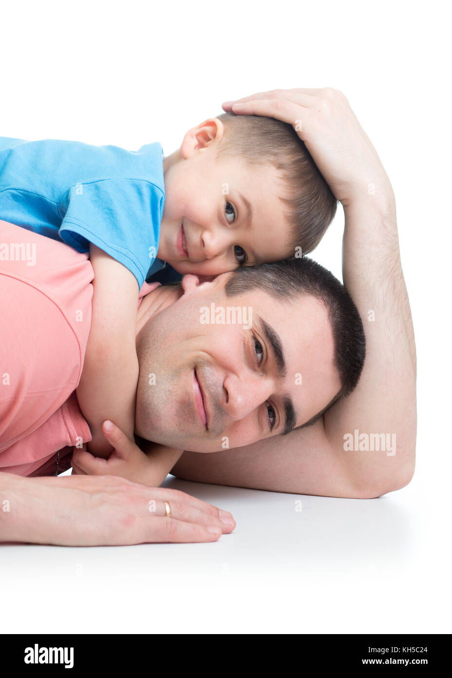 Vati herausfordernd sein Kind Sohn mit lustigen Ausdrücke Stockfoto