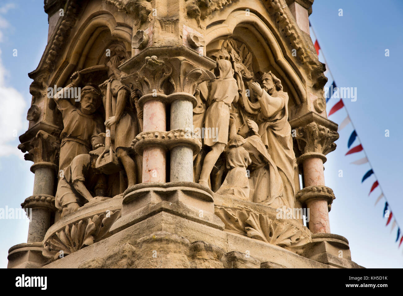 Großbritannien, England, Essex, Saffron Walden, Marktplatz, 1863 Brunnen durch die Quaker Gibson Familie gegeben, Steinbildhauerei detail Stockfoto