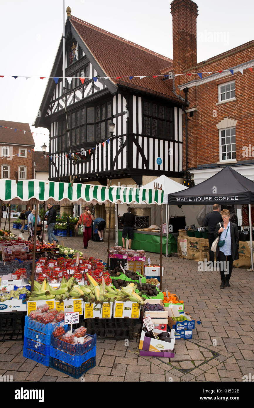 Großbritannien, England, Essex, Saffron Walden, den Marktplatz, die georgischen Rathaus am Markt Tag Stockfoto