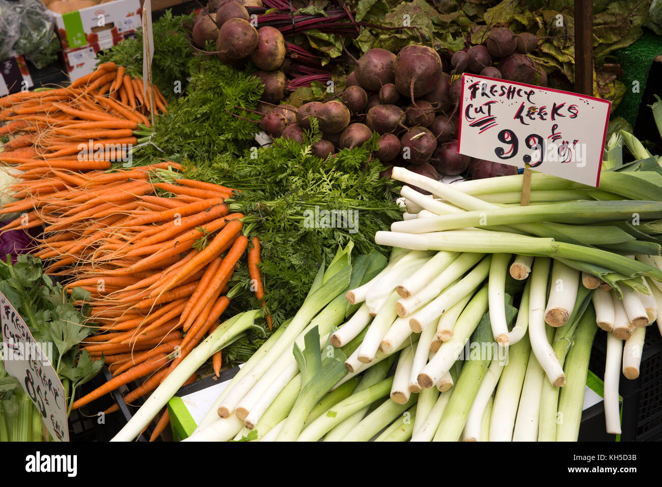 Großbritannien, England, Essex, Saffron Walden, Marktplatz, lokal angebautes Gemüse für den Verkauf auf dem Markt Tag Stockfoto