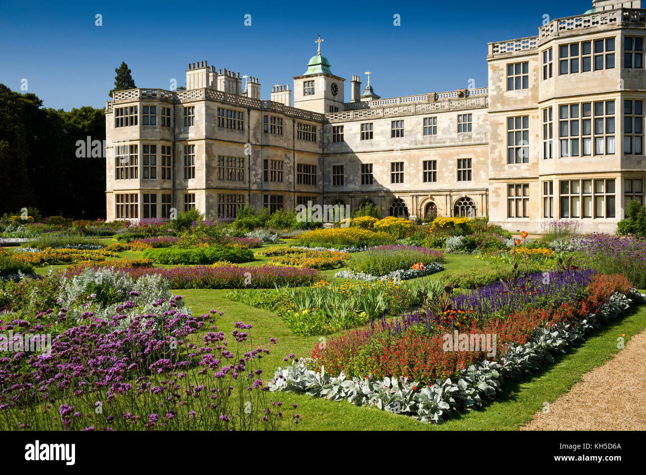 Großbritannien, England, Essex, Saffron Walden, Audley End House aus dem Parterre Garten Stockfoto