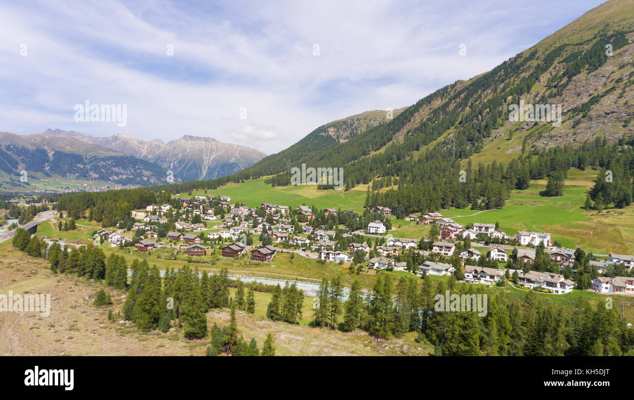 Typisches Dorf in den Schweizer Alpen, Engadin Stockfoto