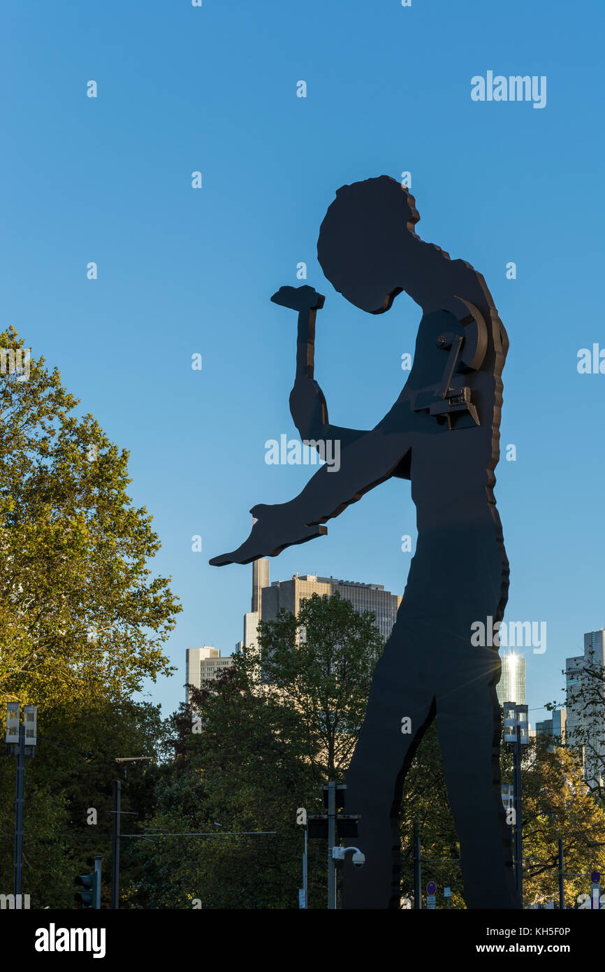 Frankfurt, Deutschland - 29. Oktober 2017: Das Denkmal "hämmern Mann" in der Nähe der Messe in Frankfurt mit blauem Himmel Stockfoto