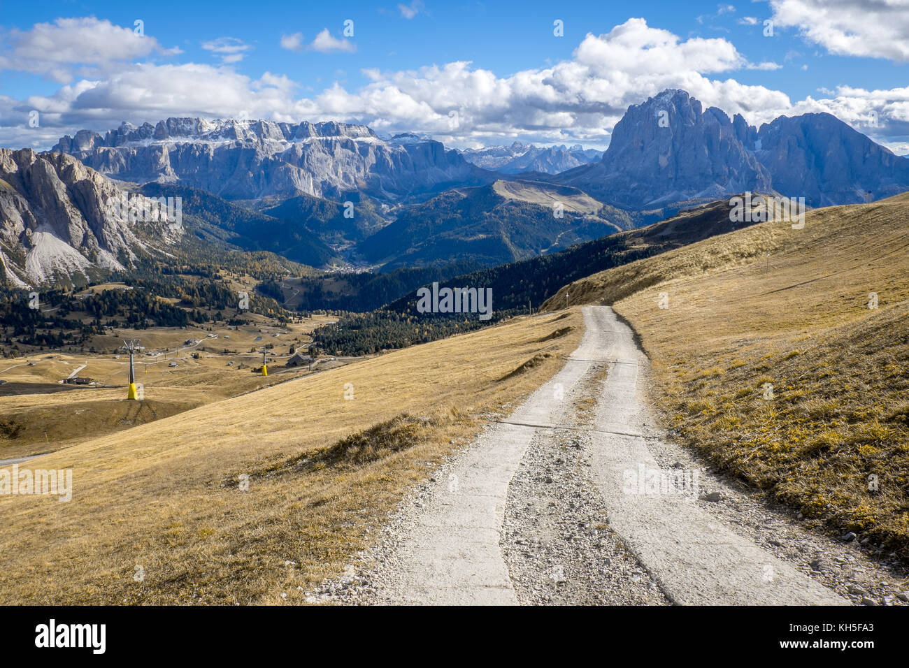 Wanderwege führen zu Dolomiten im Herbst Stockfoto