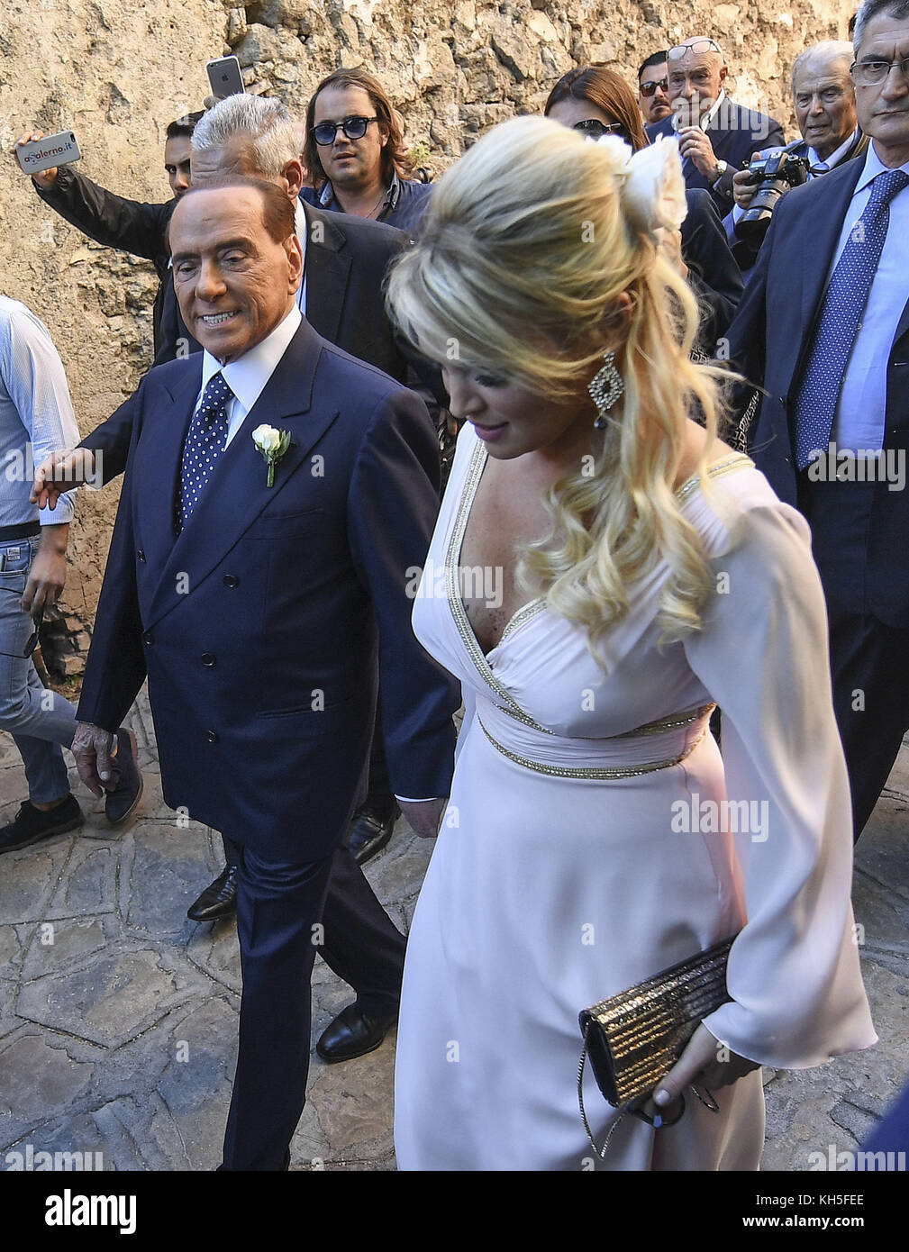 Silvio Berlusconi und seine Partnerin Francesca Pascale nehmen an der Hochzeit ihrer Schwester Marianna Pascale in Ravello Teil Mit: Silvio Berlusconi, Francesca Pascale Where: Ravello, Italien Wenn: 13. Oktober 2017 Credit: IPA/WENN.com............................. Stockfoto