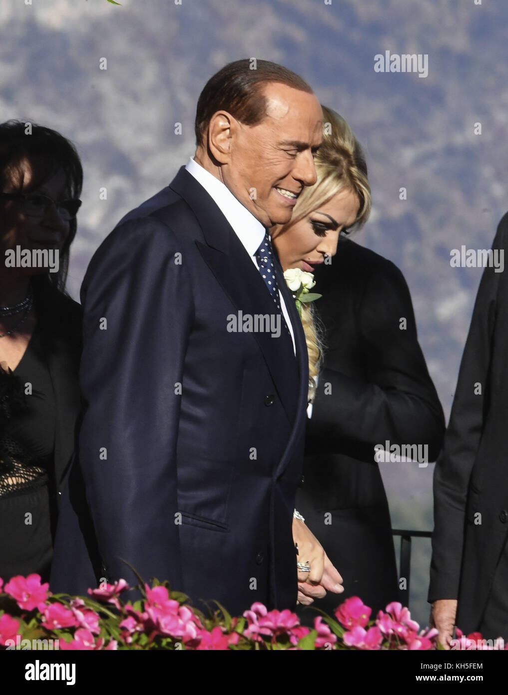 Silvio Berlusconi und seine Partnerin Francesca Pascale nehmen an der Hochzeit ihrer Schwester Marianna Pascale in Ravello Teil Mit: Silvio Berlusconi, Francesca Pascale Where: Ravello, Italien Wenn: 13. Oktober 2017 Credit: IPA/WENN.com............................. Stockfoto