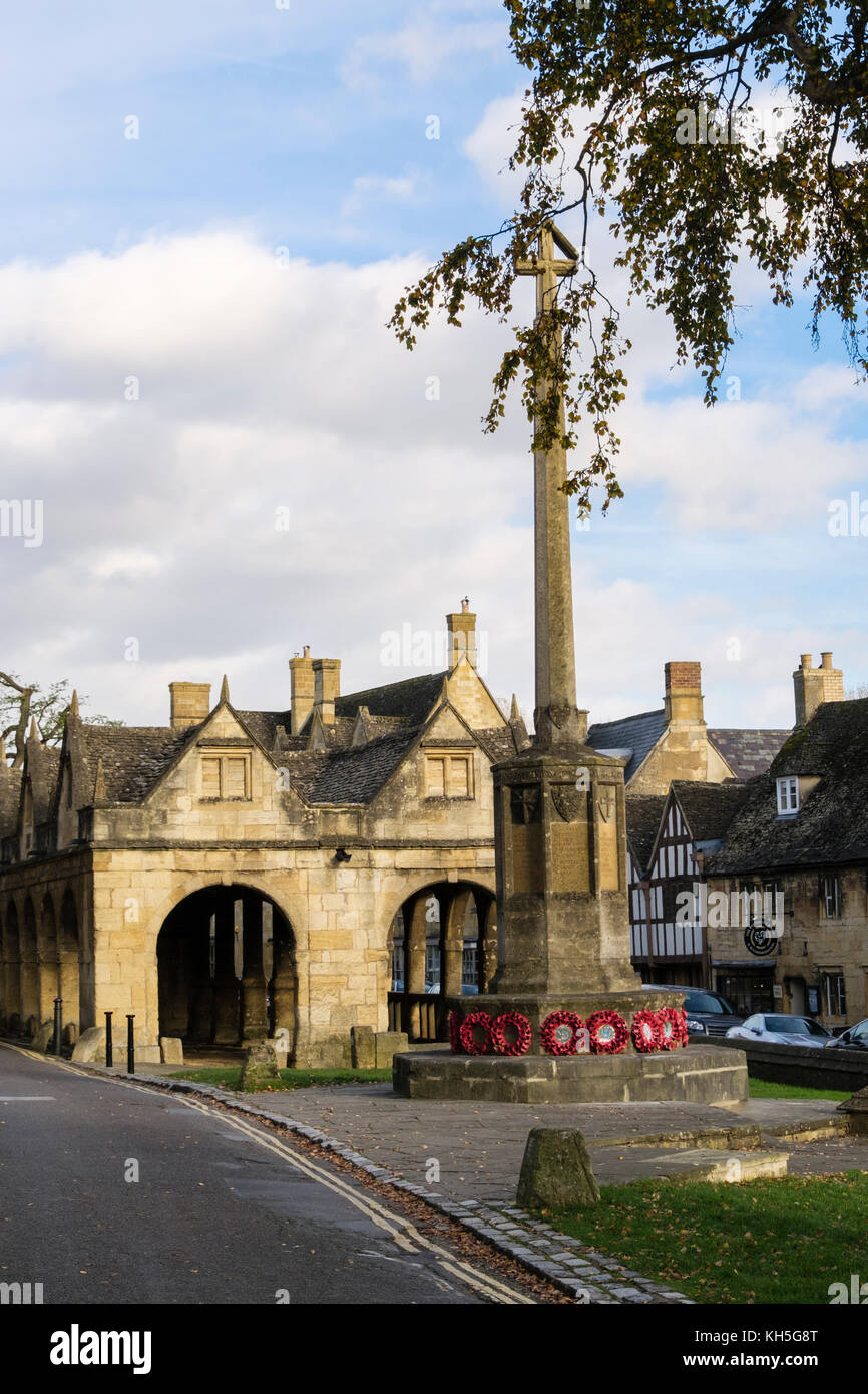 Kriegerdenkmal mit Mohn kraenzen durch alte Markthalle aus dem 17. Jahrhundert im historischen Cotswolds Dorf. Chipping Campden Cotswolds Gloucestershire England Großbritannien Stockfoto