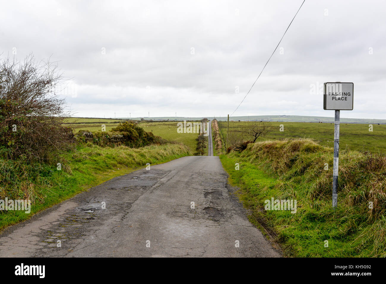 Schmale einspurige Straße, die mit dem Übertragen von Orten auf dem Weg nach Bodmin Moor, im Nordosten Cornwall, UK. Stockfoto