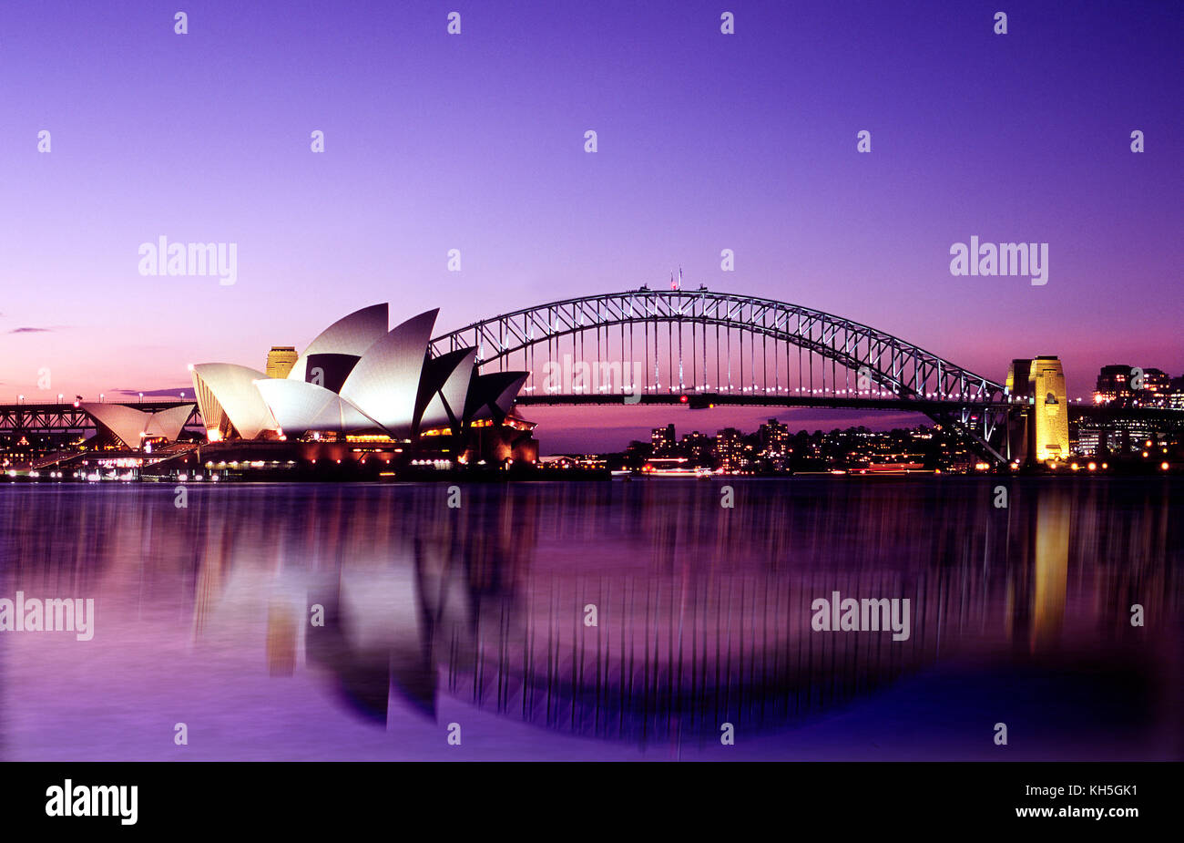 Australien - Sydney Harbour Bridge und der Oper in der Abenddämmerung. Stockfoto