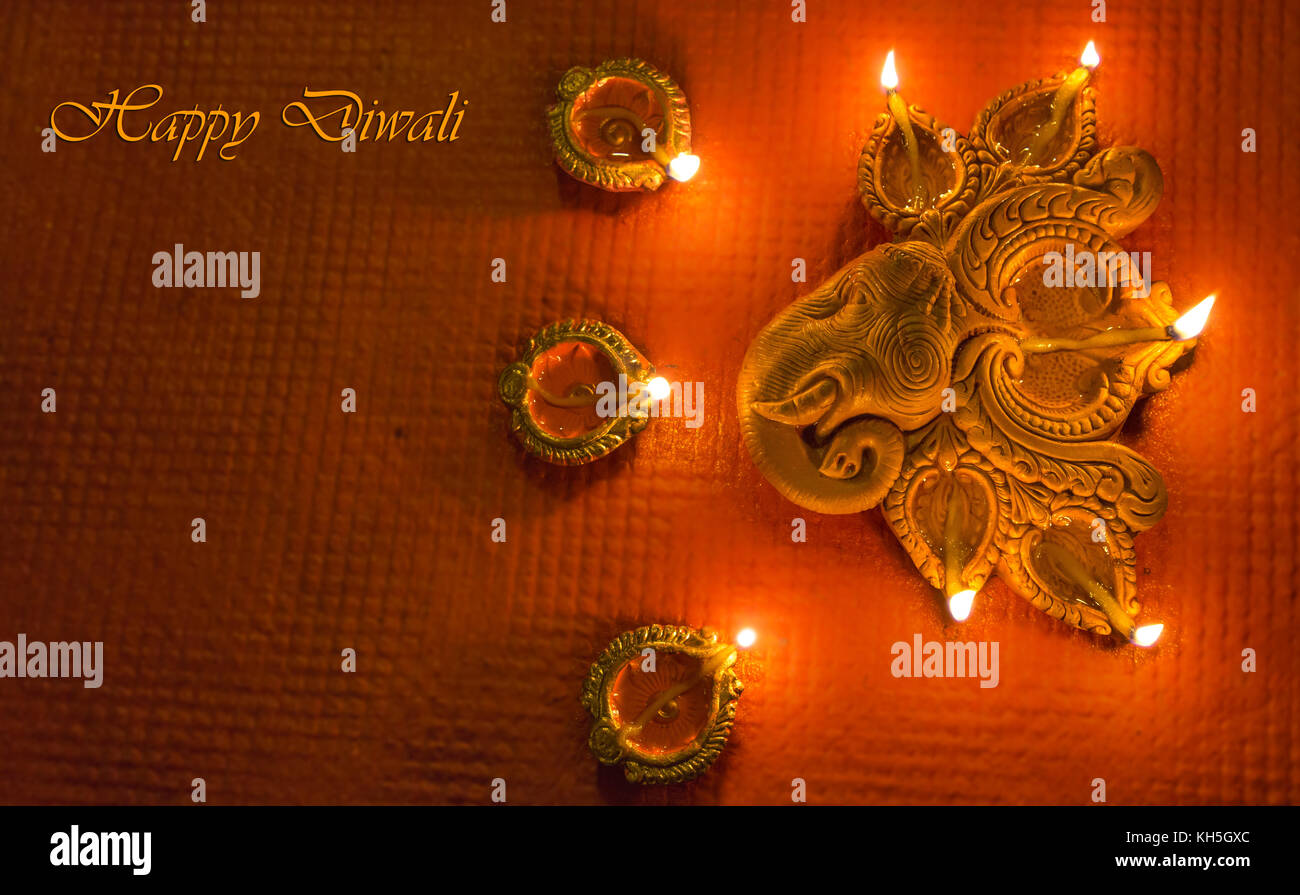 Diwali bunt dekorativ Ton diya Lampen für Hintergrund grüße Inhalt Stockfoto