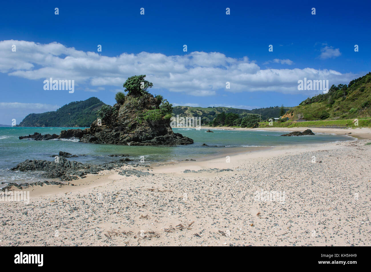 Einsamer Strand an der Küste des Nördlichen Coromandel, North Island, Neuseeland Stockfoto
