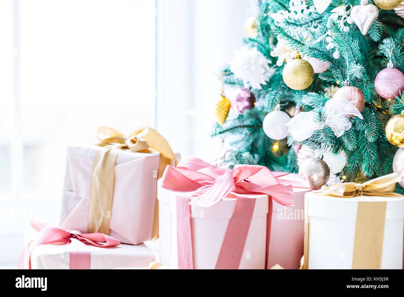 Weihnachten Wohnzimmer mit einem Weihnachtsbaum, Geschenke und ein großes Fenster. Schönes neues Jahr eingerichtete Classic home Interieur Stockfoto