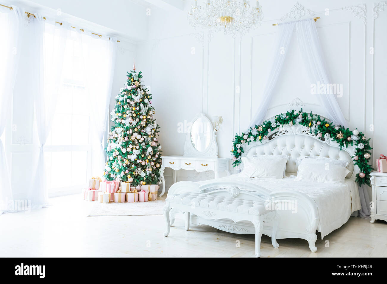 Weihnachten Wohnzimmer mit Weihnachten, Geschenke, Baum und Bett. Schönes neues Jahr eingerichtete Classic home Interieur. Winter Hintergrund Stockfoto