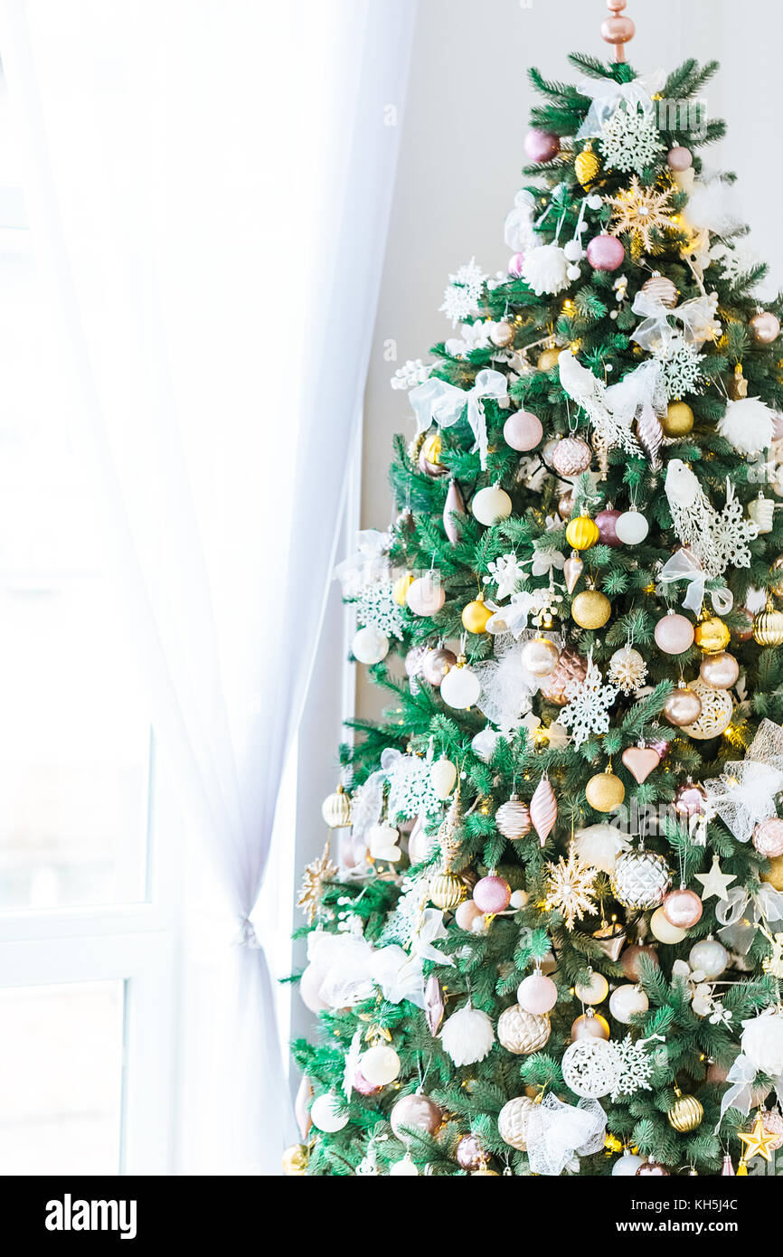 Weihnachtsbaum weihnachten Wohnzimmer. Schönes neues Jahr eingerichtete Classic home Interieur. Winter Hintergrund Stockfoto