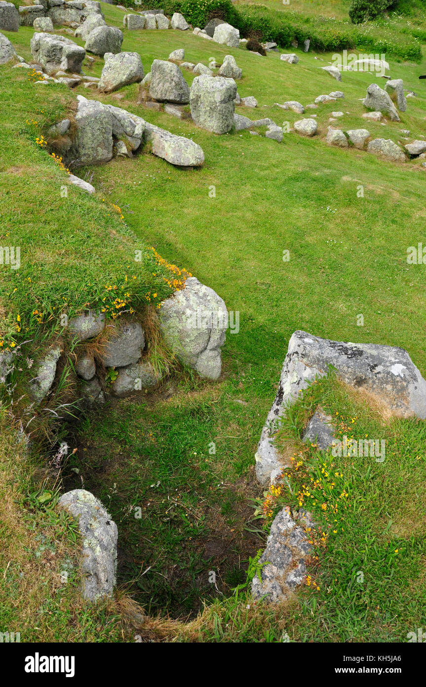 Halangy Down Ancient Village, eine Eisenzeit zur römischen Siedlung, neolithisch 2500 v. Chr., mit Blick auf das Meer auf St Mary's, Inseln von Scilly, Cornwall, Großbritannien Stockfoto