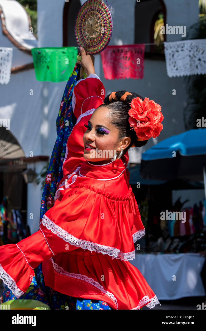 Mexiko, Bundesstaat Jalisco, Puerto Vallarta, Hacienda Dona Engracia. Traditionelle mexikanische Folkloristanzdarbietung. Nur für redaktionelle Zwecke. Stockfoto