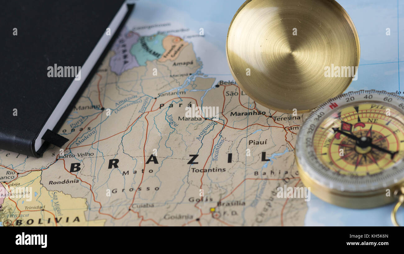 Kompass auf einer Nahaufnahme-Karte, die auf Brasilien zeigt und ein Reiseziel plant. Stockfoto
