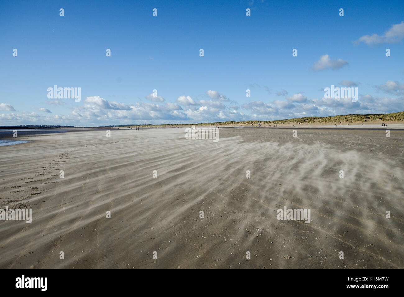 Sand abblasen Camber Sands Beach in East Sussex Stockfoto