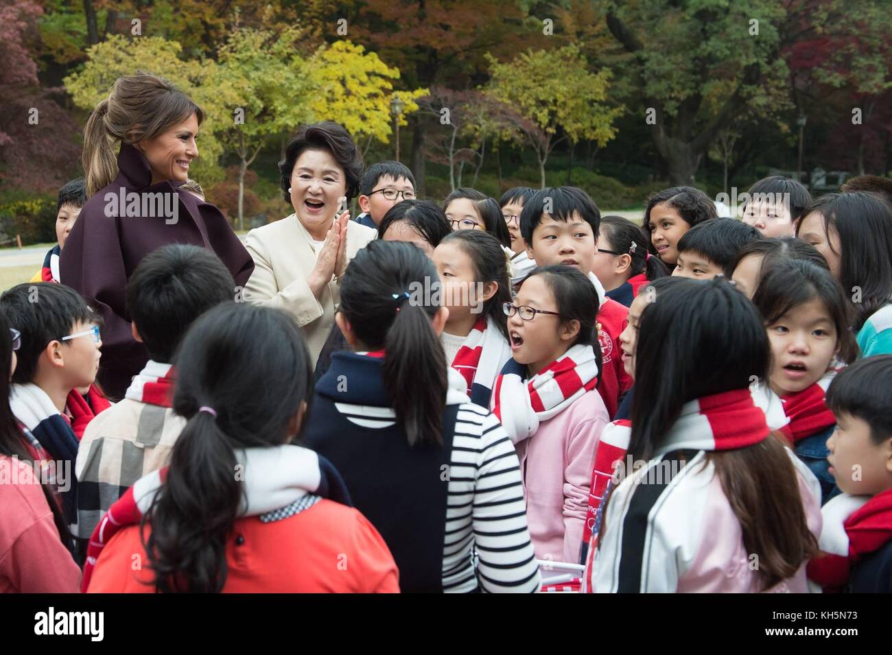 Us-first Lady melania Trump mit koreanischen Middle School Studenten während eines Mädchen spielen 2 Veranstaltung im Rahmen des Olympischen outreach Kampagne auf den US-Botschafter Residence 7. November 2017 in Seoul, Südkorea. Trump ist auf der zweiten Stopp auf einer 13-tägigen Schwingen durch Asien. Stockfoto